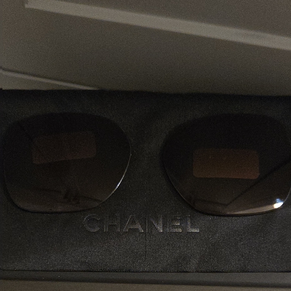 CHANEL Elegant Black and Cream Sunglasses - Picture 4 of 6